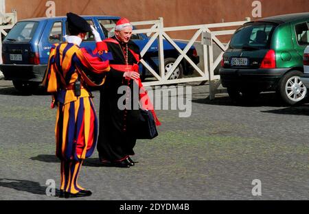 Deutscher Kardinal Joseph Ratzinger, Futur-Papst Benedikt XVI., am 2001. Mai auf dem Parkplatz des Vatikans. Foto von Eric Vandeville/ABACAPRESS.COM Stockfoto