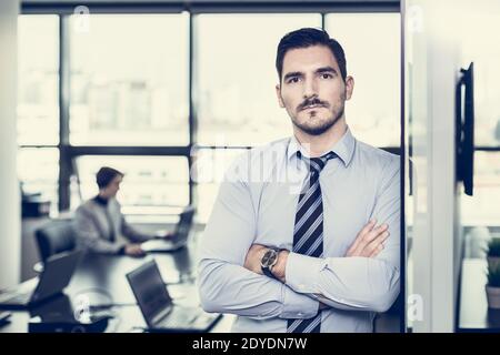 Teamleiter mit Kollegen im Büro arbeiten. Stockfoto