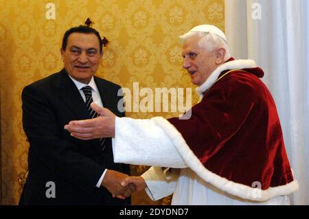 Papst Benedikt XVI. Trifft den ägyptischen Präsidenten Hosni Mubarak am 13. März 2006 im Vatikan. Foto von Eric Vandeville/ABACAPRESS.COM Stockfoto