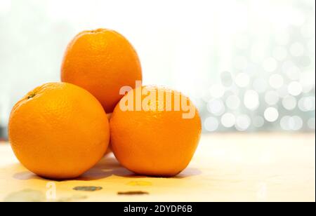 Gesundes vegetarisches Essen, Obst und Zitrusfrüchte Konzept - Nahaufnahme von frischen, reifen und saftigen Orangen Stockfoto