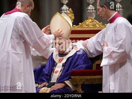 Papst Benedikt XVI. Feierte am 13. Februar 2013 seine letzte öffentliche Messe als Pontifex und präsidierte die Aschermittwochensgottesdienste in der Petersbasilika im Vatikan. Am Ende der Zeremonie brach die Basilika in einer mitreißenden, Minuten langen stehenden Ovation aus, als Benedikt zum letzten Mal als Papst ausschied und einigen seiner engsten Mitarbeiter Tränen in die Augen brachte. Foto von Eric Vandeville/ABACAPRESS.COM Stockfoto