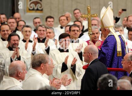 Papst Benedikt XVI. Feierte am 13. Februar 2013 seine letzte öffentliche Messe als Pontifex und präsidierte die Aschermittwochensgottesdienste in der Petersbasilika im Vatikan. Am Ende der Zeremonie brach die Basilika in einer mitreißenden, Minuten langen stehenden Ovation aus, als Benedikt zum letzten Mal als Papst ausschied und einigen seiner engsten Mitarbeiter Tränen in die Augen brachte. Foto von Eric Vandeville/ABACAPRESS.COM Stockfoto