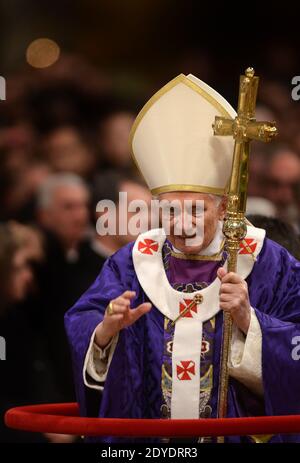 Papst Benedikt XVI. Feierte am 13. Februar 2013 seine letzte öffentliche Messe als Pontifex und präsidierte die Aschermittwochensgottesdienste in der Petersbasilika im Vatikan. Am Ende der Zeremonie brach die Basilika in einer mitreißenden, Minuten langen stehenden Ovation aus, als Benedikt zum letzten Mal als Papst ausschied und einigen seiner engsten Mitarbeiter Tränen in die Augen brachte. Foto von Eric Vandeville/ABACAPRESS.COM Stockfoto