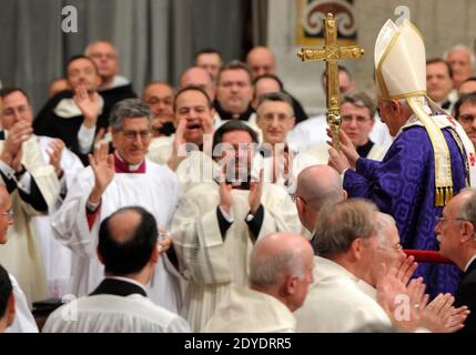 Papst Benedikt XVI. Feierte am 13. Februar 2013 seine letzte öffentliche Messe als Pontifex und präsidierte die Aschermittwochensgottesdienste in der Petersbasilika im Vatikan. Am Ende der Zeremonie brach die Basilika in einer mitreißenden, Minuten langen stehenden Ovation aus, als Benedikt zum letzten Mal als Papst ausschied und einigen seiner engsten Mitarbeiter Tränen in die Augen brachte. Foto von Eric Vandeville/ABACAPRESS.COM Stockfoto