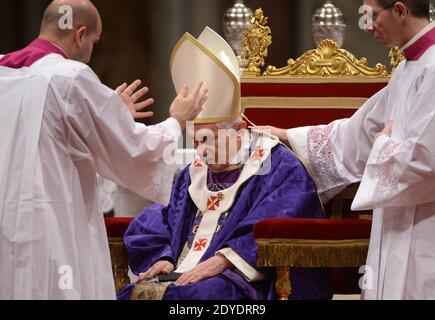 Papst Benedikt XVI. Feierte am 13. Februar 2013 seine letzte öffentliche Messe als Pontifex und präsidierte die Aschermittwochensgottesdienste in der Petersbasilika im Vatikan. Am Ende der Zeremonie brach die Basilika in einer mitreißenden, Minuten langen stehenden Ovation aus, als Benedikt zum letzten Mal als Papst ausschied und einigen seiner engsten Mitarbeiter Tränen in die Augen brachte. Foto von Eric Vandeville/ABACAPRESS.COM Stockfoto