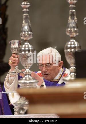 Papst Benedikt XVI. Feierte am 13. Februar 2013 seine letzte öffentliche Messe als Pontifex und präsidierte die Aschermittwochensgottesdienste in der Petersbasilika im Vatikan. Am Ende der Zeremonie brach die Basilika in einer mitreißenden, Minuten langen stehenden Ovation aus, als Benedikt zum letzten Mal als Papst ausschied und einigen seiner engsten Mitarbeiter Tränen in die Augen brachte. Foto von Eric Vandeville/ABACAPRESS.COM Stockfoto