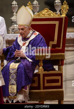 Papst Benedikt XVI. Feierte am 13. Februar 2013 seine letzte öffentliche Messe als Pontifex und präsidierte die Aschermittwochensgottesdienste in der Petersbasilika im Vatikan. Am Ende der Zeremonie brach die Basilika in einer mitreißenden, Minuten langen stehenden Ovation aus, als Benedikt zum letzten Mal als Papst ausschied und einigen seiner engsten Mitarbeiter Tränen in die Augen brachte. Foto von Eric Vandeville/ABACAPRESS.COM Stockfoto