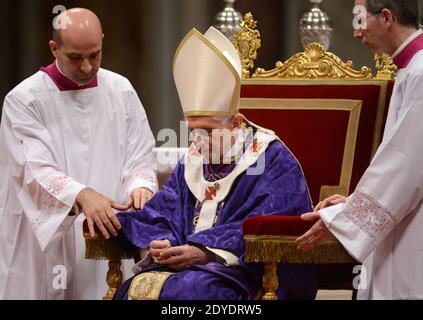 Papst Benedikt XVI. Feierte am 13. Februar 2013 seine letzte öffentliche Messe als Pontifex und präsidierte die Aschermittwochensgottesdienste in der Petersbasilika im Vatikan. Am Ende der Zeremonie brach die Basilika in einer mitreißenden, Minuten langen stehenden Ovation aus, als Benedikt zum letzten Mal als Papst ausschied und einigen seiner engsten Mitarbeiter Tränen in die Augen brachte. Foto von Eric Vandeville/ABACAPRESS.COM Stockfoto