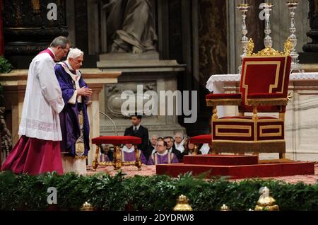 Papst Benedikt XVI. Feierte am 13. Februar 2013 seine letzte öffentliche Messe als Pontifex und präsidierte die Aschermittwochensgottesdienste in der Petersbasilika im Vatikan. Am Ende der Zeremonie brach die Basilika in einer mitreißenden, Minuten langen stehenden Ovation aus, als Benedikt zum letzten Mal als Papst ausschied und einigen seiner engsten Mitarbeiter Tränen in die Augen brachte. Foto von Eric Vandeville/ABACAPRESS.COM Stockfoto