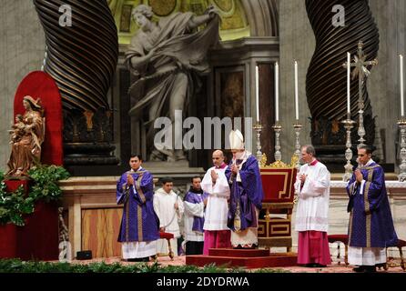 Papst Benedikt XVI. Feierte am 13. Februar 2013 seine letzte öffentliche Messe als Pontifex und präsidierte die Aschermittwochensgottesdienste in der Petersbasilika im Vatikan. Am Ende der Zeremonie brach die Basilika in einer mitreißenden, Minuten langen stehenden Ovation aus, als Benedikt zum letzten Mal als Papst ausschied und einigen seiner engsten Mitarbeiter Tränen in die Augen brachte. Foto von Eric Vandeville/ABACAPRESS.COM Stockfoto