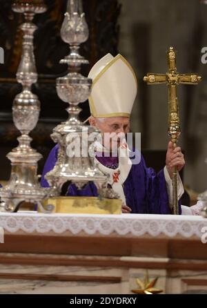 Papst Benedikt XVI. Feierte am 13. Februar 2013 seine letzte öffentliche Messe als Pontifex und präsidierte die Aschermittwochensgottesdienste in der Petersbasilika im Vatikan. Am Ende der Zeremonie brach die Basilika in einer mitreißenden, Minuten langen stehenden Ovation aus, als Benedikt zum letzten Mal als Papst ausschied und einigen seiner engsten Mitarbeiter Tränen in die Augen brachte. Foto von Eric Vandeville/ABACAPRESS.COM Stockfoto