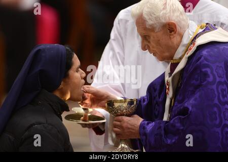 Papst Benedikt XVI. Feierte am 13. Februar 2013 seine letzte öffentliche Messe als Pontifex und präsidierte die Aschermittwochensgottesdienste in der Petersbasilika im Vatikan. Am Ende der Zeremonie brach die Basilika in einer mitreißenden, Minuten langen stehenden Ovation aus, als Benedikt zum letzten Mal als Papst ausschied und einigen seiner engsten Mitarbeiter Tränen in die Augen brachte. Foto von Eric Vandeville/ABACAPRESS.COM Stockfoto