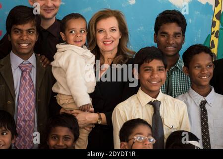 Frankreichs erste Dame Valerie Trierweiler besucht das Kinderheim der Tara Foundation und schenkt den Kindern am 14. Februar 2013 in Neu-Delhi, Indien, Geschenke. Präsident Francois Hollande und seine Gefährtin Valerie Trierweiler sind auf einem zweitägigen Staatsbesuch in Indien. Foto von Christophe Guibbaud/ABACAPRESS.COM Stockfoto