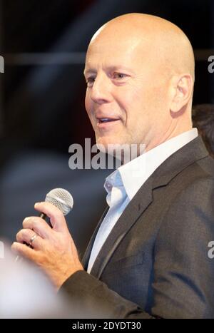 Bruce Willis spricht mit dem Publikum bei die Hard Fans feiern mit den Stars von 'A Good Day to die Hard'. AMC Times Square, New York City, NY, USA am 13. Februar 2013. Foto von Matt Borowick/ABACAPRESS.COM Stockfoto