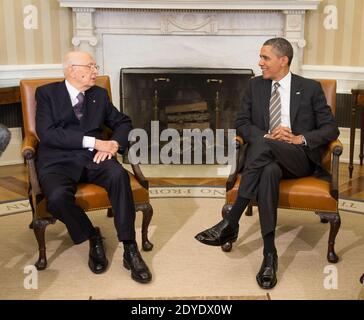 Präsident Barack Obama und der italienische Präsident Giorgio Napolitano treffen sich am 15. Februar 2013 im Oval Office in Washington, DC, USA. Foto von John Harrington/Pool/ABACAPRESS.COM Stockfoto