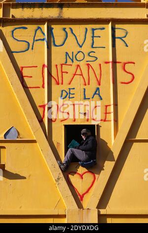 Serge Charnay steht auf einem riesigen Kran, der am 17. Februar 2013 in Nantes am dritten Tag eines Protestes für seine Rechte als Vater stillsteht. Er malt die Botschaft "rette Kinder vor der Gerechtigkeit". Foto von Laetitia Notarianni/ABACAPRESS.COM Stockfoto