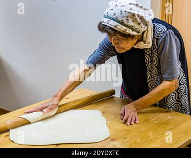 Soba Noodle Preparation in Fujinomiya, Japan. Mit dem langen Nudelholz den Soba-Teig in ein dünnes Quadrat ausrollen Stockfoto