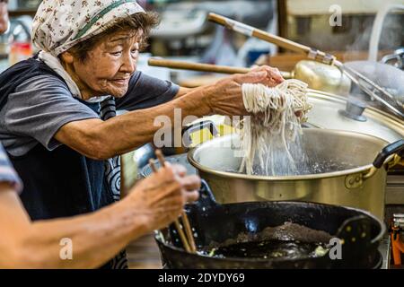 Soba Noodle Vorbereitung in Fujinomiya, Japan Stockfoto