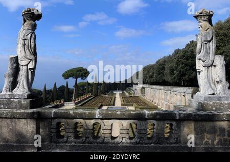 Blick auf die Gärten der historischen Sommerresidenz der Päpste in Castel Gandolfo, nahe Rom, Italien am 20. Februar 2013, wo Papst Benedikt XVI. Zwei Monate nach seinem Rücktritt leben wird. Nach dem 28. Februar, als er der erste Papst seit Hunderten von Jahren ist, der zurücktritt, anstatt für das Leben zu regieren, wird Benedikt zuerst zu den päpstlichen Sommerretreats nach Castel Gandolfo gehen, an einem See in den Hügeln südlich von Rom. Es scheint wahrscheinlich, dass er dort bleiben wird, während das Konklave der Kardinäle im Vatikan zusammentritt, um seinen Nachfolger zu wählen. Foto von Eric Vandeville/ABACAPRESS.COM Stockfoto