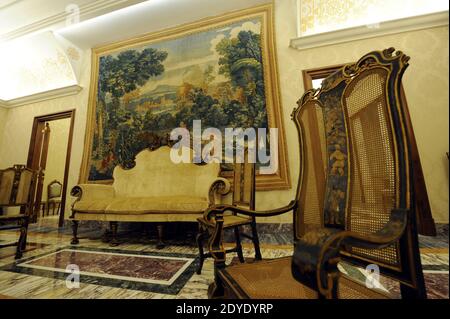 Blick auf den Chinesischen Saal des Apostolischen Palastes , die historische Sommerresidenz der Päpste in Castel Gandolfo, nahe Rom, Italien am 20. Februar 2013, wo Papst Benedikt XVI. Zwei Monate nach seinem Rücktritt leben wird. Nach dem 28. Februar, als er der erste Papst seit Hunderten von Jahren ist, der zurücktritt, anstatt für das Leben zu regieren, wird Benedikt zuerst zu den päpstlichen Sommerretreats nach Castel Gandolfo gehen, an einem See in den Hügeln südlich von Rom. Es scheint wahrscheinlich, dass er dort bleiben wird, während das Konklave der Kardinäle im Vatikan zusammentritt, um seinen Nachfolger zu wählen. Foto von Eric Vandeville/ABACAPRESS.CO Stockfoto