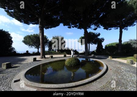 Blick auf die Gärten der historischen Sommerresidenz der Päpste in Castel Gandolfo, nahe Rom, Italien am 20. Februar 2013, wo Papst Benedikt XVI. Zwei Monate nach seinem Rücktritt leben wird. Nach dem 28. Februar, als er der erste Papst seit Hunderten von Jahren ist, der zurücktritt, anstatt für das Leben zu regieren, wird Benedikt zuerst zu den päpstlichen Sommerretreats nach Castel Gandolfo gehen, an einem See in den Hügeln südlich von Rom. Es scheint wahrscheinlich, dass er dort bleiben wird, während das Konklave der Kardinäle im Vatikan zusammentritt, um seinen Nachfolger zu wählen. Foto von Eric Vandeville/ABACAPRESS.COM Stockfoto