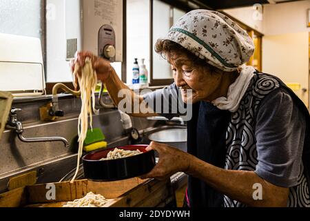 Soba Noodle Vorbereitung in Fujinomiya, Japan Stockfoto