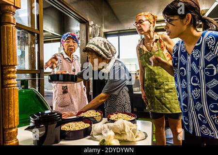 Lernen von den Älteren: Soba Noodle Preparation in Fujinomiya, Japan Stockfoto