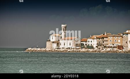 Blick auf die schöne slowenische Stadt: Piran -coloriertes Foto Stockfoto