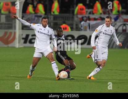 Lyons Gueida Fofana und Tottenhams Kyle Parker während des Europa League Fußballspiel, Olympique Lyonnais gegen Tottenham Hotspur FC im Gerland Stadion in Lyon, Frankreich am 21. Februar 2013. Das Spiel endete in einem Unentschieden von 1-1. Foto von Vincent Dargent/ABACAPRESS.COM Stockfoto