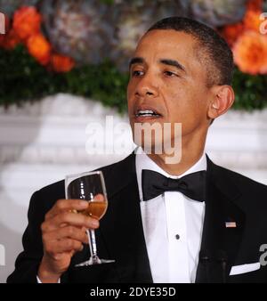 US-Präsident Barack Obama gibt während einer Veranstaltung mit der National Governors Association am 24. Februar 2013 im State Dining Room des Weißen Hauses in Washington, DC, USA, einen Toast ab. Foto von Olivier Douliery/ABACAPRESS.COM Stockfoto