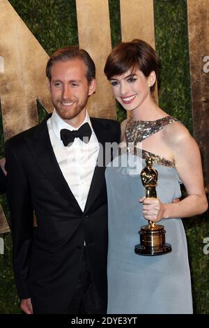 Adam Shulman und Anne Hathaway nehmen am 24. Februar 2013 an der Vanity Fair Oscar Party 2013 in den Sunset Towers in Hollywood, Los Angeles, CA, USA Teil. Foto von Krista Kennel/ABACAPRESS.COM Stockfoto