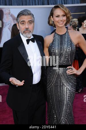 George Clooney und Stacy Keibler kommen am 24. Februar 2013 zu den 85. Academy Awards im Dolby Theater in Los Angeles, CA, USA. Foto von Lionel Hahn/ABACAPRESS.COM Stockfoto