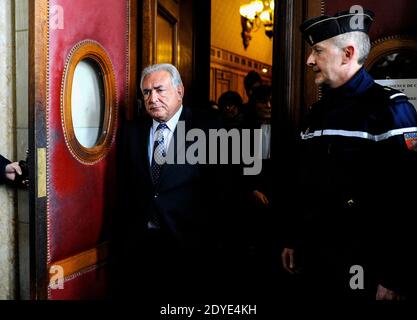 Am 26. Februar 2013 verlässt der entehrende IWF-Chef Dominique Strauss-Kahn das Gerichtsgebäude in Paris, Frankreich, nachdem er an einer Anhörung über seine Beschlagnahme des neuen Buches von der argentinischen gebürtigen Marcela Iacub teilgenommen hatte, in der er ihre Verbindung detailliert aufzeigt. Strauss-Kahn, der das Buch als "Greuel" bezeichnet hat, verlangt von Iacub und ihrem Verlag Stock 100,000 Euro (132,300 Dollar) Schadensersatz und eine ähnliche Summe von Le Nouvel Observateur, einer Zeitschrift, die Auszüge aus dem Buch veröffentlicht hat. Foto von Mousse/ABACAPRESS.COM Stockfoto