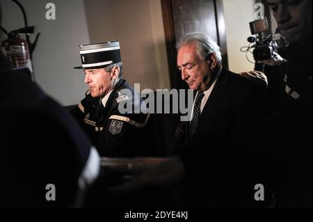 Am 26. Februar 2013 verlässt der entehrende IWF-Chef Dominique Strauss-Kahn das Gerichtsgebäude in Paris, Frankreich, nachdem er an einer Anhörung über seine Beschlagnahme des neuen Buches von der argentinischen gebürtigen Marcela Iacub teilgenommen hatte, in der er ihre Verbindung detailliert aufzeigt. Strauss-Kahn, der das Buch als "Greuel" bezeichnet hat, verlangt von Iacub und ihrem Verlag Stock 100,000 Euro (132,300 Dollar) Schadensersatz und eine ähnliche Summe von Le Nouvel Observateur, einer Zeitschrift, die Auszüge aus dem Buch veröffentlicht hat. Foto von Mousse/ABACAPRESS.COM Stockfoto