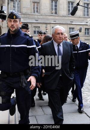 Am 26. Februar 2013 verlässt der entehrende IWF-Chef Dominique Strauss-Kahn das Gerichtsgebäude in Paris, Frankreich, nachdem er an einer Anhörung über seine Beschlagnahme des neuen Buches von der argentinischen gebürtigen Marcela Iacub teilgenommen hatte, in der er ihre Verbindung detailliert aufzeigt. Strauss-Kahn, der das Buch als "Greuel" bezeichnet hat, verlangt von Iacub und ihrem Verlag Stock 100,000 Euro (132,300 Dollar) Schadensersatz und eine ähnliche Summe von Le Nouvel Observateur, einer Zeitschrift, die Auszüge aus dem Buch veröffentlicht hat. Foto von Mousse/ABACAPRESS.COM Stockfoto