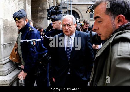 Am 26. Februar 2013 verlässt der entehrende IWF-Chef Dominique Strauss-Kahn das Gerichtsgebäude in Paris, Frankreich, nachdem er an einer Anhörung über seine Beschlagnahme des neuen Buches von der argentinischen gebürtigen Marcela Iacub teilgenommen hatte, in der er ihre Verbindung detailliert aufzeigt. Strauss-Kahn, der das Buch als "Greuel" bezeichnet hat, verlangt von Iacub und ihrem Verlag Stock 100,000 Euro (132,300 Dollar) Schadensersatz und eine ähnliche Summe von Le Nouvel Observateur, einer Zeitschrift, die Auszüge aus dem Buch veröffentlicht hat. Foto von Mousse/ABACAPRESS.COM Stockfoto