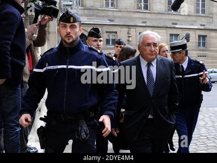 Am 26. Februar 2013 verlässt der entehrende IWF-Chef Dominique Strauss-Kahn das Gerichtsgebäude in Paris, Frankreich, nachdem er an einer Anhörung über seine Beschlagnahme des neuen Buches von der argentinischen gebürtigen Marcela Iacub teilgenommen hatte, in der er ihre Verbindung detailliert aufzeigt. Strauss-Kahn, der das Buch als "Greuel" bezeichnet hat, verlangt von Iacub und ihrem Verlag Stock 100,000 Euro (132,300 Dollar) Schadensersatz und eine ähnliche Summe von Le Nouvel Observateur, einer Zeitschrift, die Auszüge aus dem Buch veröffentlicht hat. Foto von Mousse/ABACAPRESS.COM Stockfoto