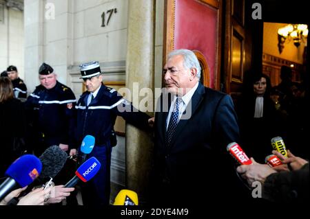 Am 26. Februar 2013 verlässt der entehrende IWF-Chef Dominique Strauss-Kahn das Gerichtsgebäude in Paris, Frankreich, nachdem er an einer Anhörung über seine Beschlagnahme des neuen Buches von der argentinischen gebürtigen Marcela Iacub teilgenommen hatte, in der er ihre Verbindung detailliert aufzeigt. Strauss-Kahn, der das Buch als "Greuel" bezeichnet hat, verlangt von Iacub und ihrem Verlag Stock 100,000 Euro (132,300 Dollar) Schadensersatz und eine ähnliche Summe von Le Nouvel Observateur, einer Zeitschrift, die Auszüge aus dem Buch veröffentlicht hat. Foto von Mousse/ABACAPRESS.COM Stockfoto