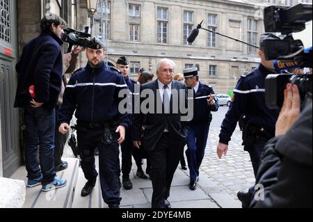 Am 26. Februar 2013 verlässt der entehrende IWF-Chef Dominique Strauss-Kahn das Gerichtsgebäude in Paris, Frankreich, nachdem er an einer Anhörung über seine Beschlagnahme des neuen Buches von der argentinischen gebürtigen Marcela Iacub teilgenommen hatte, in der er ihre Verbindung detailliert aufzeigt. Strauss-Kahn, der das Buch als "Greuel" bezeichnet hat, verlangt von Iacub und ihrem Verlag Stock 100,000 Euro (132,300 Dollar) Schadensersatz und eine ähnliche Summe von Le Nouvel Observateur, einer Zeitschrift, die Auszüge aus dem Buch veröffentlicht hat. Foto von Mousse/ABACAPRESS.COM Stockfoto