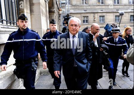 Am 26. Februar 2013 verlässt der entehrende IWF-Chef Dominique Strauss-Kahn das Gerichtsgebäude in Paris, Frankreich, nachdem er an einer Anhörung über seine Beschlagnahme des neuen Buches von der argentinischen gebürtigen Marcela Iacub teilgenommen hatte, in der er ihre Verbindung detailliert aufzeigt. Strauss-Kahn, der das Buch als "Greuel" bezeichnet hat, verlangt von Iacub und ihrem Verlag Stock 100,000 Euro (132,300 Dollar) Schadensersatz und eine ähnliche Summe von Le Nouvel Observateur, einer Zeitschrift, die Auszüge aus dem Buch veröffentlicht hat. Foto von Mousse/ABACAPRESS.COM Stockfoto