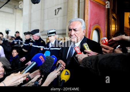 Am 26. Februar 2013 verlässt der entehrende IWF-Chef Dominique Strauss-Kahn das Gerichtsgebäude in Paris, Frankreich, nachdem er an einer Anhörung über seine Beschlagnahme des neuen Buches von der argentinischen gebürtigen Marcela Iacub teilgenommen hatte, in der er ihre Verbindung detailliert aufzeigt. Strauss-Kahn, der das Buch als "Greuel" bezeichnet hat, verlangt von Iacub und ihrem Verlag Stock 100,000 Euro (132,300 Dollar) Schadensersatz und eine ähnliche Summe von Le Nouvel Observateur, einer Zeitschrift, die Auszüge aus dem Buch veröffentlicht hat. Foto von Mousse/ABACAPRESS.COM Stockfoto