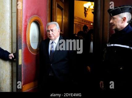 Am 26. Februar 2013 verlässt der entehrende IWF-Chef Dominique Strauss-Kahn das Gerichtsgebäude in Paris, Frankreich, nachdem er an einer Anhörung über seine Beschlagnahme des neuen Buches von der argentinischen gebürtigen Marcela Iacub teilgenommen hatte, in der er ihre Verbindung detailliert aufzeigt. Strauss-Kahn, der das Buch als "Greuel" bezeichnet hat, verlangt von Iacub und ihrem Verlag Stock 100,000 Euro (132,300 Dollar) Schadensersatz und eine ähnliche Summe von Le Nouvel Observateur, einer Zeitschrift, die Auszüge aus dem Buch veröffentlicht hat. Foto von Mousse/ABACAPRESS.COM Stockfoto