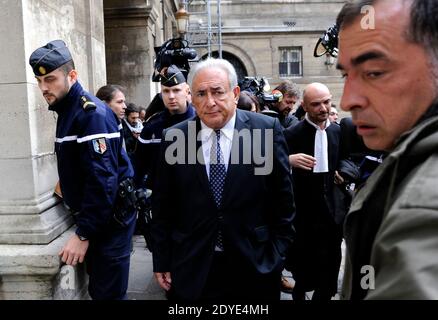 Am 26. Februar 2013 verlässt der entehrende IWF-Chef Dominique Strauss-Kahn das Gerichtsgebäude in Paris, Frankreich, nachdem er an einer Anhörung über seine Beschlagnahme des neuen Buches von der argentinischen gebürtigen Marcela Iacub teilgenommen hatte, in der er ihre Verbindung detailliert aufzeigt. Strauss-Kahn, der das Buch als "Greuel" bezeichnet hat, verlangt von Iacub und ihrem Verlag Stock 100,000 Euro (132,300 Dollar) Schadensersatz und eine ähnliche Summe von Le Nouvel Observateur, einer Zeitschrift, die Auszüge aus dem Buch veröffentlicht hat. Foto von Mousse/ABACAPRESS.COM Stockfoto