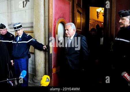 Am 26. Februar 2013 verlässt der entehrende IWF-Chef Dominique Strauss-Kahn das Gerichtsgebäude in Paris, Frankreich, nachdem er an einer Anhörung über seine Beschlagnahme des neuen Buches von der argentinischen gebürtigen Marcela Iacub teilgenommen hatte, in der er ihre Verbindung detailliert aufzeigt. Strauss-Kahn, der das Buch als "Greuel" bezeichnet hat, verlangt von Iacub und ihrem Verlag Stock 100,000 Euro (132,300 Dollar) Schadensersatz und eine ähnliche Summe von Le Nouvel Observateur, einer Zeitschrift, die Auszüge aus dem Buch veröffentlicht hat. Foto von Mousse/ABACAPRESS.COM Stockfoto