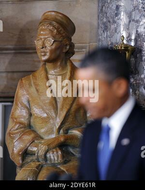 US-Präsident Barack Obama spricht bei der Enthüllung einer Statue der afroamerikanischen Bürgerrechtlerin Rosa Parks am 27. Februar 2013 im US-Kapitol in Washington, DC, USA. Foto von Olivier Douliery/ABACAPRESS.COM Stockfoto