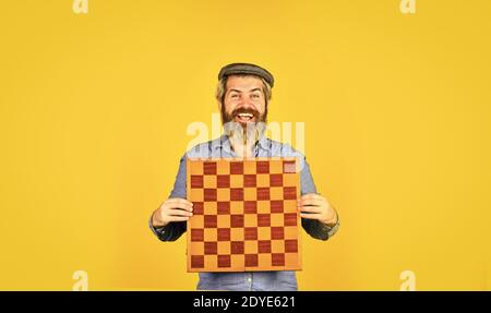 Brettspiel. Strategiekonzept. Schachwettbewerb. Nachdenklicher bärtiger Mann spielt Schach. Schachfigur. Intellektuelles Spiel. Viel Spaß bei Turnieren. Großmeister. Schachstunde. Kognitive Entwicklung. Stockfoto