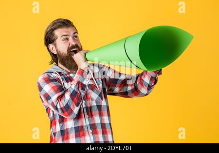 Reifen schöner Mann im karierten Hemd sprechen in Papier Lautsprecher, Anzeige. Stockfoto