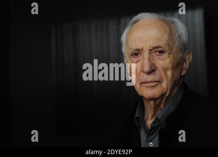 Der größte lebende französische Maler Pierre Soulages stellt sich während der Ausstellung "Soulages XXI. Jahrhundert" in der Villa Medici (Villa Medicis) in Rom, Italien am 1. März 2013 vor. Die Französische Akademie in Rom - Villa Medici präsentiert die Ausstellung Soulages XXI. Jahrhundert vom 2. März bis 16. Juni 2013. Bekannt als ' der Maler des Schwarzen' Soulages gilt als einer der letzten 'großen klassischen Künstler'. Die erste persönliche Ausstellung in Italien, die dem größten lebenden französischen Künstler gewidmet ist, präsentiert eine große Auswahl an Gemälden auf Leinwand und Papier, die seit 2000 entstanden sind. Die Ausstellung zeigt, wie dieser Meister Stockfoto