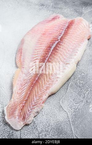 Fischfilet des gefrorenen Pangasius. Grauer Hintergrund. Draufsicht Stockfoto