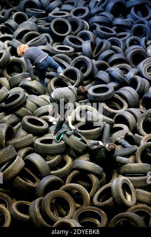 Die Ausstellung 'Allan Kaprow YARD' wurde am 3. März 2013 im Centre d'Arts Plastiques Contemporains CAPC, dem Museum für Zeitgenössische Kunst in Bordeaux, Südwestfrankreich, eröffnet. 40 Tonnen gebrauchte Autoreifen, durch die die Besucher springen und kriechen können, wurden im riesigen Kirchenschiff des Museums anlässlich seines 40-jährigen Bestehens aufgestapelt. Die Installation des amerikanischen Malers und Happening-Künstlers Allan Kaprow (1927-2006) fand 1961 erstmals in New York City statt und wurde zehn Mal vor seinem Tod an anderen Orten radikal neu interpretiert. Kaprow gilt als Urheber des Geschehens. Foto von Patr Stockfoto